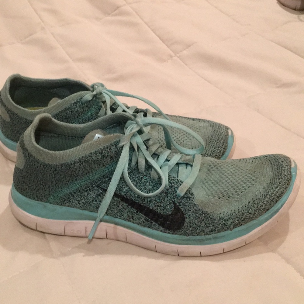 Tennis shoes